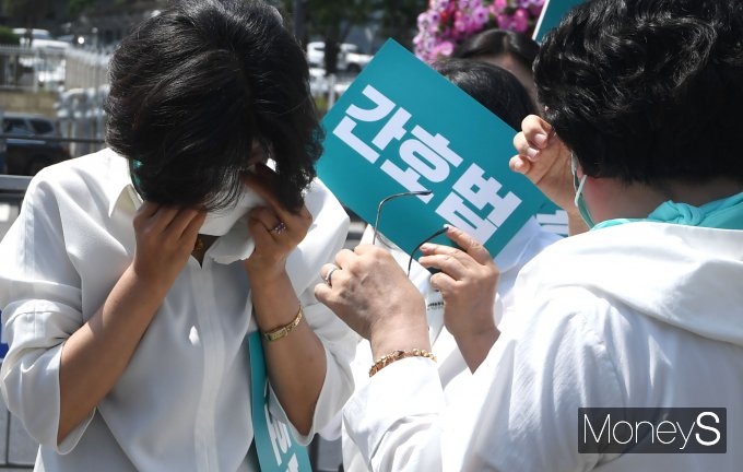 대한간호협회가 간호사들의 평균 근무연수 등을 조사한 결과를 발표했다. 사진은 지난 5월16일 서울 용산 대통령실 앞에서 긴급 기자회견을 진행한 대한간호협회. /사진=장동규 기자