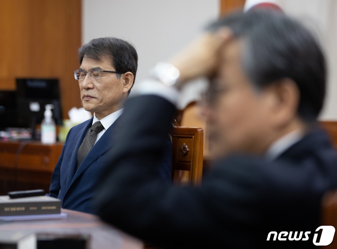 노태악 중앙선거관리위원회 위원장이 2일 오전 경기도 과천시 중앙선거관리위원회에서 열린 선관위원회의에 참석해 있다. 이날 회의에서는 감사원 감사 거부 등 현안을 논의할 것으로 알려졌다. 2023.6.2/뉴스1 ⓒ News1 이재명 기자