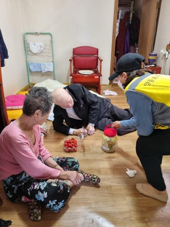 자원봉사자가 어르신께 밑반찬 등을 전달하고 있다. (영등포구 제공)
