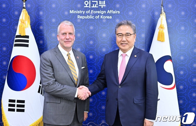 박진 외교부 장관(오른쪽)과 댄 설리번 미국 공화당 상원의원. (외교부 제공) 2023.6.5./뉴스1