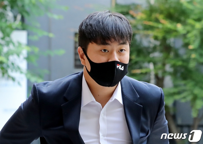 학창시절 후배에게 폭력을 행사한 혐의를 받는 두산베어스 투수 이영하가 31일 오전 서울 마포구 서부지방법원에서 열린 선고 공판에 출석하고 있다. 검찰은 지난 3일 열린 결심공판에서 이영하에게 징역 2년을 선고해달라고 요청했다. 2023.5.31/뉴스1 ⓒ News1 장수영 기자