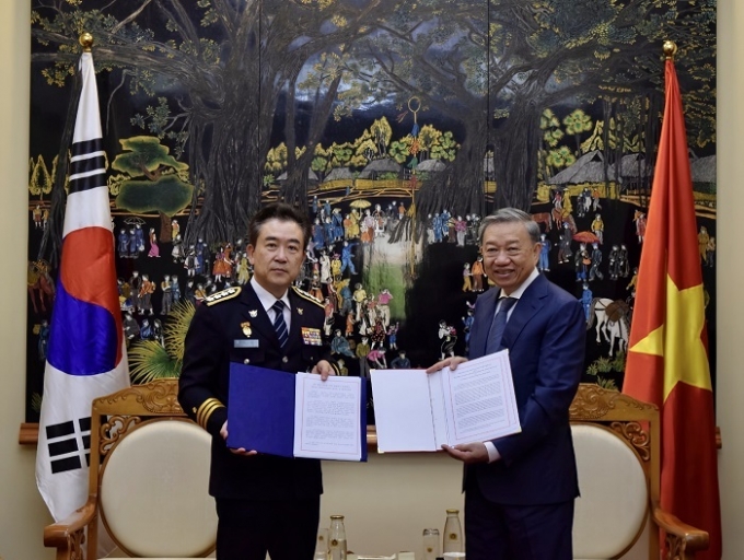 윤희근 경찰청장이 5일 또 럼 베트남 공안부 장관을 방문해 마약유통 차단 등 양 기관의 포괄적 전략적 치안협력방안을 논의한 뒤 협의의사록을 교환하고 있다.(경찰청 제공)