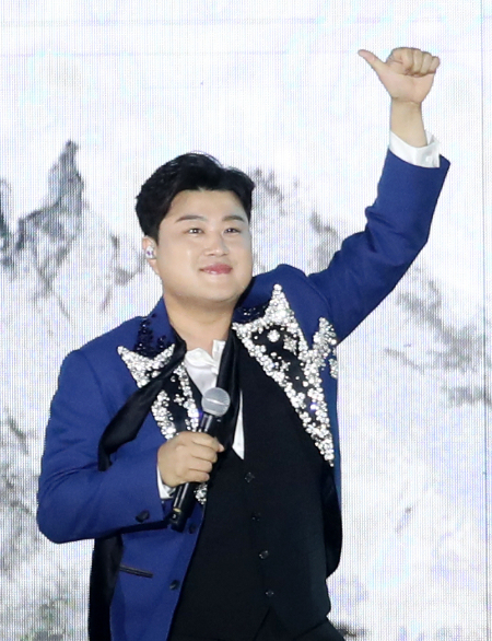 김호중이 팬들과 함께 하는 크루즈 여행을 떠났다. 사진은 최근 부산아시아드 보조경기장에서 열린 '2023 드림콘서트 트롯'에서 공연을 펼치던 김호중. /사진=뉴스1
