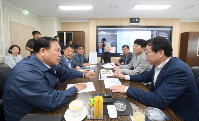 이권재(왼쪽) 오산시장이 지난 5일 정명근 화성시장을 만나 오산천 상류부에서 유입된 오산 구간 퇴적물 등 오염원 방지를 위한 대책을 마련을 촉구했다. / 사진=오산시