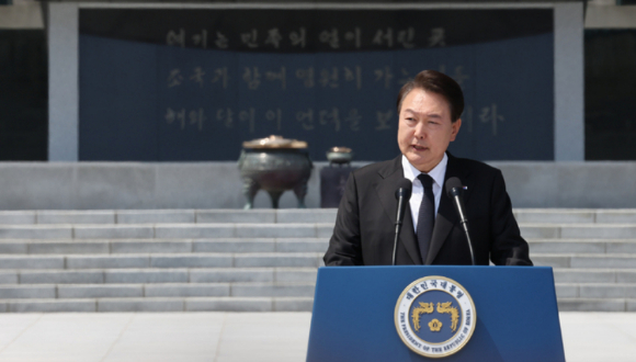 윤석열 대통령이 6일 서울 동작구 국립서울현충원에서 열린 제68회 현충일 추념식에서  '핵 기반 동맹'으로 격상된 한·미동맹을 바탕으로 국가 수호의 헌법상 책무를 다하겠다고 다짐했다. /사진=뉴시스(대통령실)