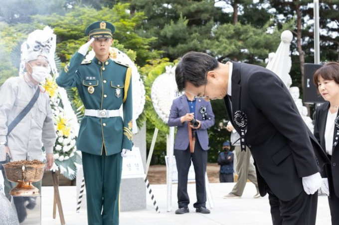 김동연 경기도지사가 6일 오전 수원 현충탑에서 진행된 ‘제68회 현충일 추념식’에 참석했다. /사진=경기도 