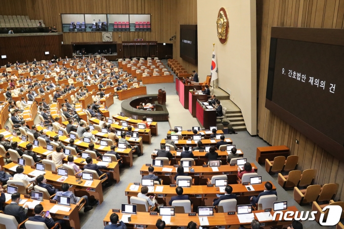 30일 서울 여의도 국회에서 열린 제406회국회(임시회) 제2차 본회의에서 윤석열 대통령이 재의요구권(거부권)을 행사한 간호법 제정안이 출석 의원 289명 중 찬성 178명, 반대 107명, 무효 4명으로 최종 부결됐다. 2023.5.30/뉴스1 ⓒ News1 임세영 기자