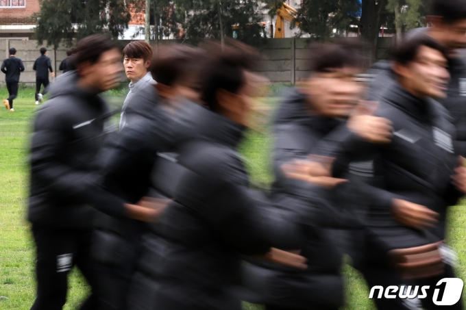 [사진] U-20 결전의 땅 '라 플라타' 선수들 지켜보는 김은중 감독