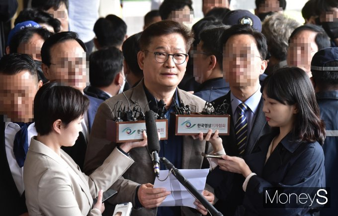 송영길 전 더불어민주당 대표가 '전당대회 돈봉투 의혹' 과 관련해 검찰에 자진출석 의사를 재차 밝혔다. 사진은 지난달 2일 서울 서초구 서초동 서울중앙지방검찰청에 '전당대회 돈봉투 의혹' 관련 자진 출석한 송영길 전 더불어민주당 대표. /사진=임한별 기자