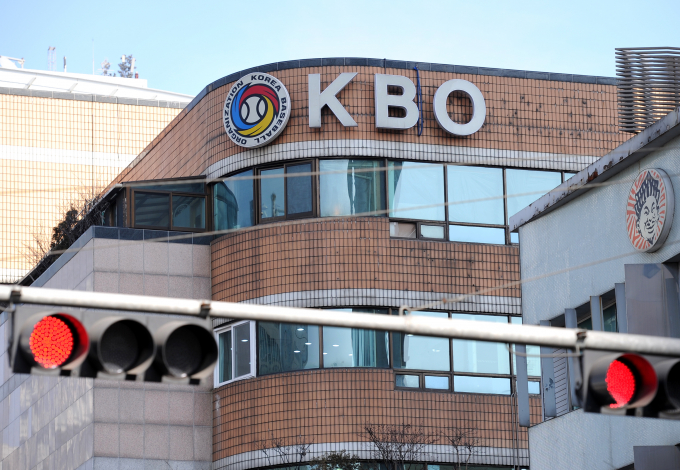 한국야구위원회(KBO)가 지난 2023 월드베이스볼클래식(WBC) 기간 음주를 한 것으로 알려진 SSG랜더스 김광현, NC다이노스 이용찬, 두산 베어스 정철원 등 3명의 선수들에 대한 상벌위원회를 7일 개최한다. 사진은 서울 강남구 소재 KBO 건물. /사진=뉴스1