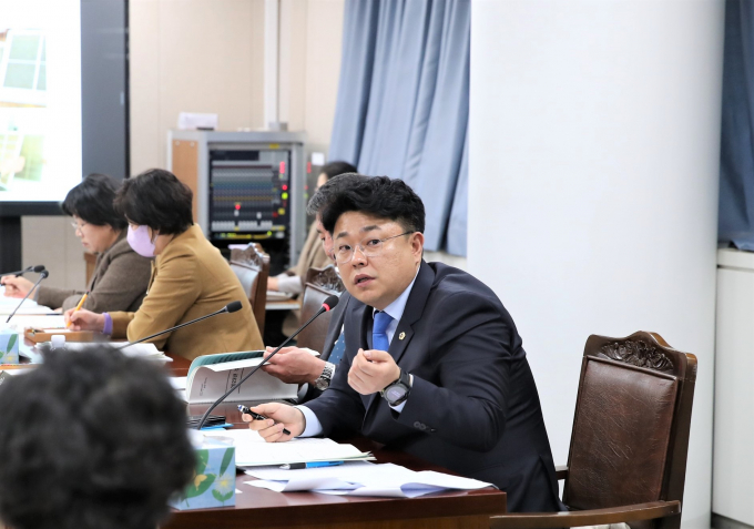 전남도의회 보건복지환경위원회 김호진 의원(더불어민주당?나주1)은 최근 보건복지국 소관 2022회계연도 결산심사에서 마약류 중독자에 대한 미흡한 관리시스템을 지적하고 있다./전남도의회 