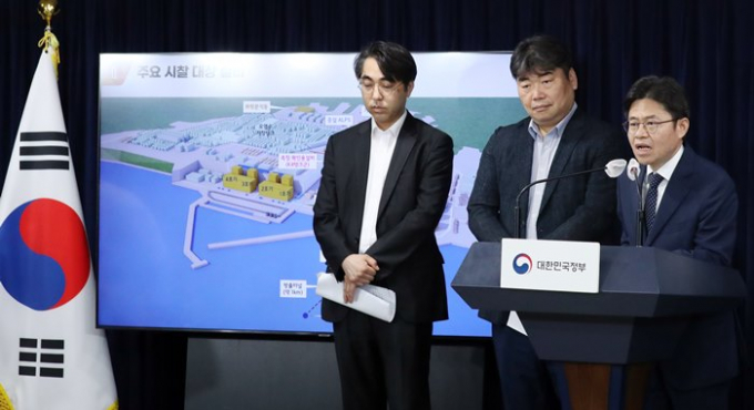 당정이 후쿠시마 오염수 방류 관련 첫 회의를 개최한다. 사진은 지난달 31일 서울 종로구 세종대로 정부서울청사에서 주요활동 관련 브리핑을 하는 유국희 후쿠시마 원전 오염수 전문가 현장 시찰단장. /사진=뉴스1