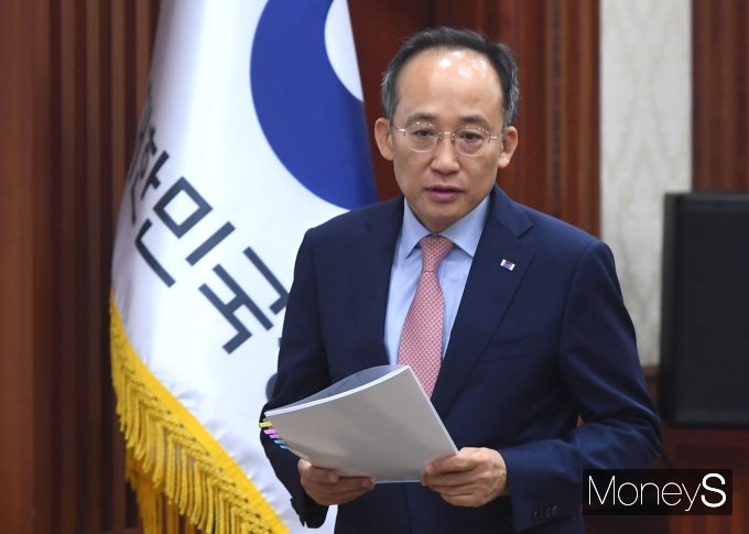 [머니S포토] 경제 규제혁신 TF회의 참석하는 추경호 부총리