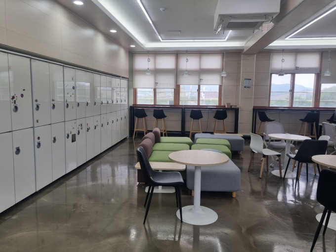 전라남도교육청은 지난해 선정한 일반계 고등학교 23교의 고교학점제 학교공간조성사업을 최근 마무리했다. 사진은 문향고 홈베이스/전남도교육청