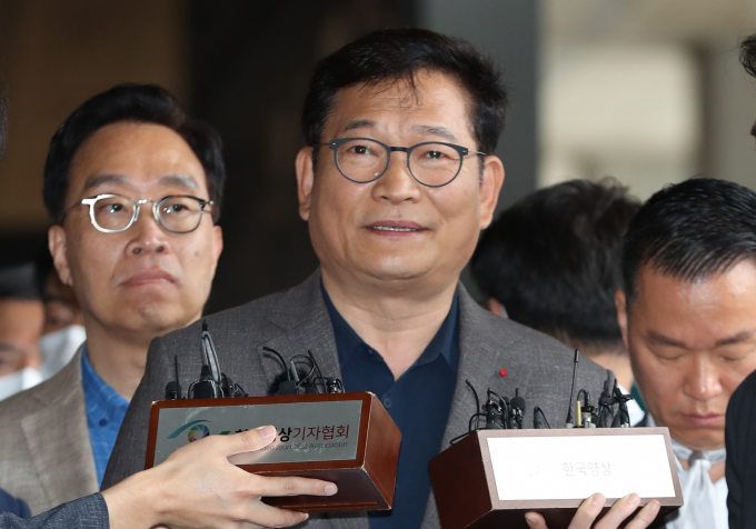 송영길 전 더불어민주당 대표가 '전당대회 돈봉투' 의혹과 관련해 7일 검찰에 자진 출석했지만 검찰의 거부로 조사가 불발됐다. 사진은 이날 서울 서초구 서울중앙지검에 자진 출석한 송영길 전 더불어민주당 대표. /사진=뉴스1