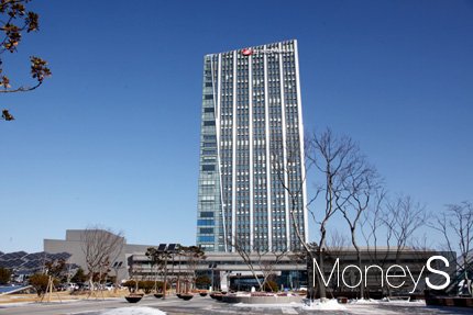 한전은 7월부터 기존에 지급하던 절감량 1㎾h당 30원의 기본캐시백에 더해 절감량 1㎾h당 30~70원의 차등캐시백을 추가해 최대 100원을 지급한다./한전 본사 전경