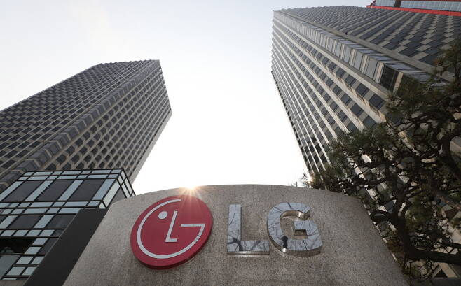 LG AI연구원이 AI 반도체 설계 전문기업 퓨리오사AI와 AI 반도체 개발에 힘을 합친다. / 사진=뉴시스