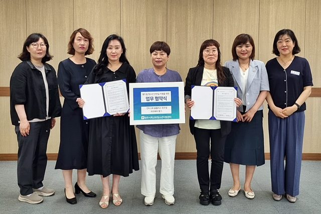 영주시가 관내 직업 체험기관(인터크루 영주점, 풍기 라라헤어)과 '꿈드림 청소년 인턴십' 업무협약을 체결했다./사진제공=경북 영주시