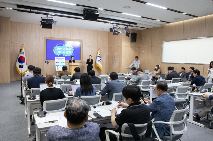 김향숙 경기도 평생교육국장이 7일 경기도청에서 기자회견을 열고 '경기도형 평생학습 공유 플랫폼 구축' 계획을 발표하고 있다. / 사진제공=경기도