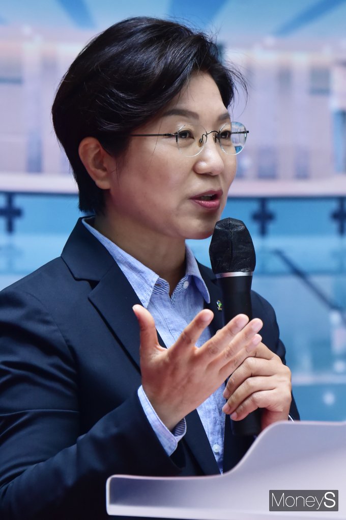 [머니S포토] 은평청여울수영장 개관, 인사말 전하는 김미경 구청장