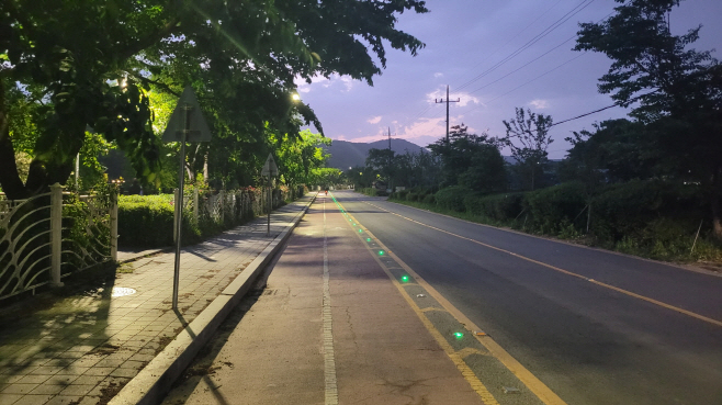 태양광 도로표지병이 설치된 광교산로. / 사진제공=수원특례시