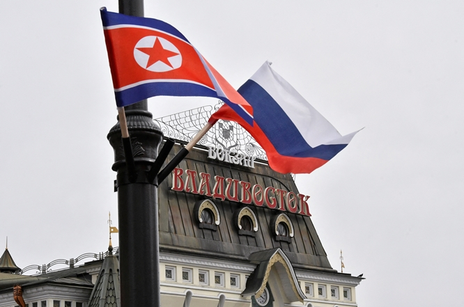 러시아 블라디보스토크 주재 북한 총영사관 직원의 가족 두명이 행방불명 상태라고 일본 아사히신문이 지난 6일 보도했다. 사진은 블라디보스토크의 한 거리에 게양된 북한 인공기와 러시아 국기. /사진=로이터