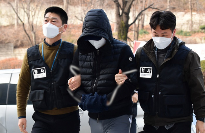 성관계 장면을 불법 촬영한 혐의로 징역형이 확정된 유명 골프 리조트 기업 회장 아들 권모씨(40)가 불법 촬영, 미성년 성매매, 마약 투약, 출장 성매매 등의 혐의로 추가 기소됐다. 사진은 지난 2021년 12월 권씨가 서울 서초구 서울중앙지방법원에서 열린 구속 전 피의자 심문(영장실질심사)에 출석하고 있는 모습. /사진=뉴스1