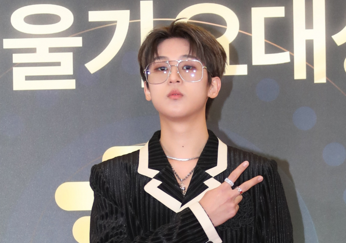 가수 빅나티가 공연 중 무대를 이탈해 여자친구에게 입맞춤을 한 행동에 대해 사과했다. 사진은 지난 1월 서울 송파구 올림릭공원 케이스포돔에서 열린 ‘제32회 서울가요대상’ 레드카펫 행사에 참석한 가수 빅나티. /사진=뉴스1