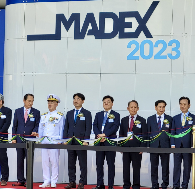 7일 부산 벡스코(BEXCO)에서 열린 '국제해양방위산업전(MADEX) 2023' 개막식에 주요 인사가 참석하여 개막을 축하하고 있다. / 사진=무역협회