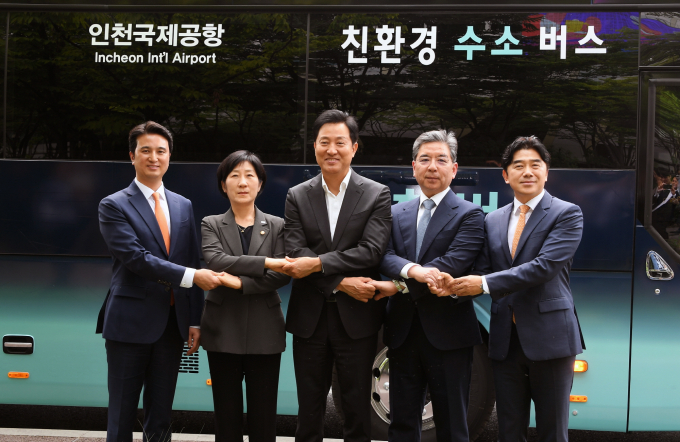 현대차가 7일 환경부·서울시·SK E&S·티맵모빌리티와 ‘수소 모빌리티 선도도시 서울 조성 업무협약’(MOU)을 맺고 수소 버스 보급 확대에 나선다. 사진은 이날 열린 관련 협약식에 참석한 추형욱(왼쪽부터) SK E&S 사장, 한화진 환경부장관, 오세훈 서울시장, 장재훈 현대차 사장, 이종호 티맵모빌리티 사장. /사진=현대차