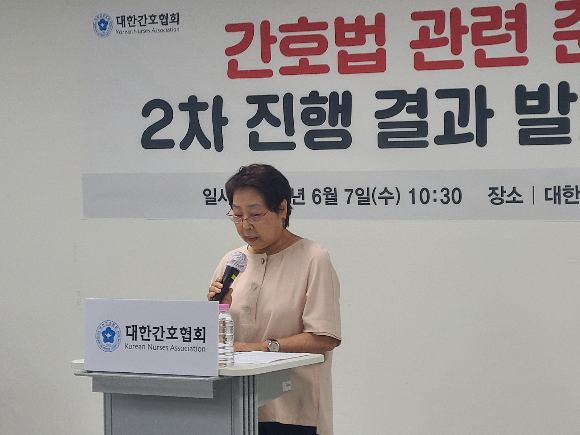 탁영란 대한간호협회 제1 부회장이 7일 서울 중구 대한간호협회 서울연수원 강당에서 열린 간호법 관련 준법투쟁 2차 진행결과 발표 기자회견에서 발언하고 있다.  /사진=대한간호협회