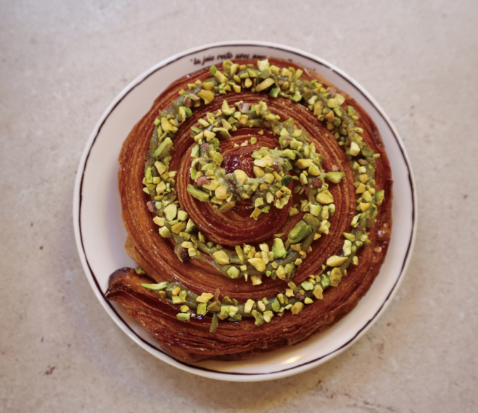  '피스타치오 퀸아망'(Kouign-amann)은 브르타뉴 지역의 과자로 풍부한 버터의 풍미, 결결이 바삭한 식감에 고소한 피스타치오를 곁들인 음식이다. /사진=다이어리알