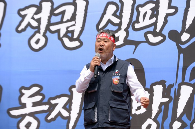 한국노총 산하 금속노련은 지난해 4월부터 전남 광양의 포스코 광양제철소 앞에서 천막 농성을 이어왔다. 사진은 7일 오후 전남 광양시 금호동 포스코 농성장 앞에서 열린 '노동탄압 분쇄! 경찰폭력만행 규탄! 한국노총 긴급 투쟁결의대회'에서 발언하는 김동명 위원장. /사진=뉴스1