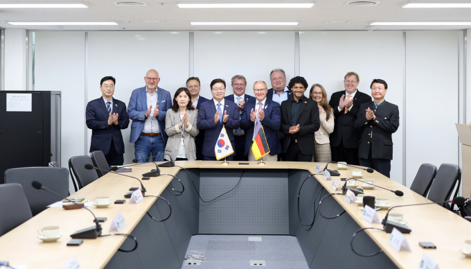염태영 경기도 경제부지사는 7일 경기도청에서 알렉산더 쾨니히(Alexander Konig) 독일 바이에른주 의원 등과 만나 경기도-바이에른주 협력 확대와 디지털 분야 협력 방안에 대해 논의했다. / 사진제공=경기도 