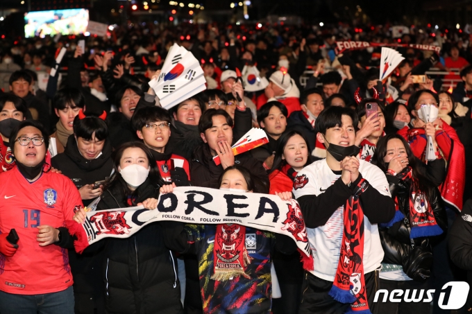 9일 오전 6시 광화문 광장에서 거리 응원이 펼쳐질 예정이다. 사진은 지난해 카타르 월드컵 거리 응원 모습. /뉴스1 ⓒ News1 이승배 기자