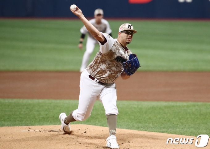 [사진] 힘차게 공 던지는 키움 선발 후라도