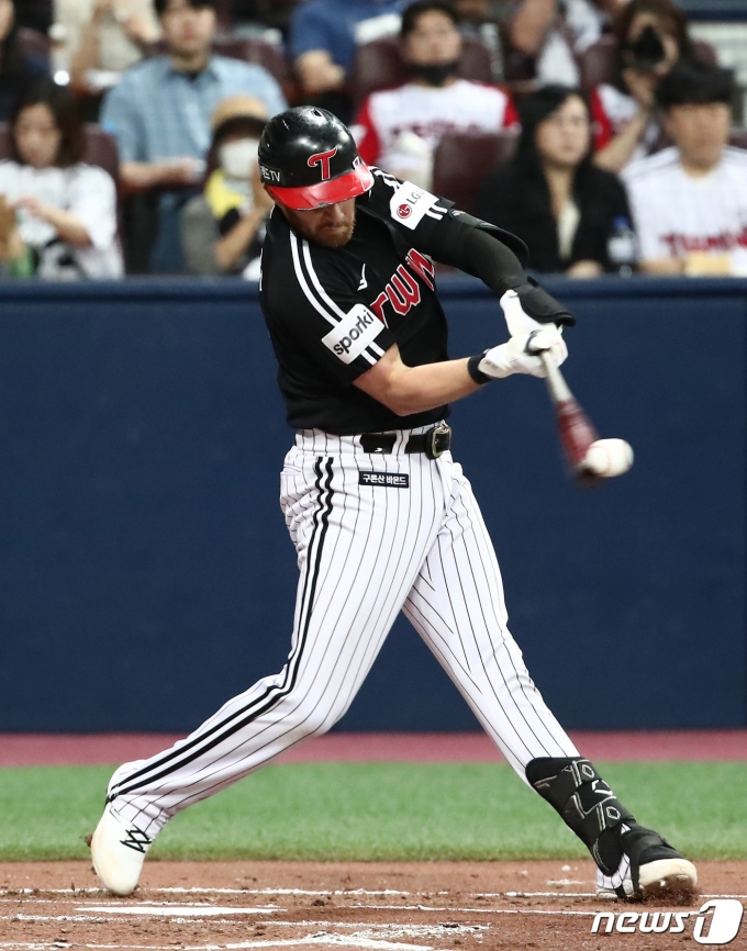 [사진] 시원하게 안타 치는 LG 오스틴