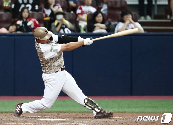 [사진] 대타 김수환 '역전 이끈 첫 홈런'