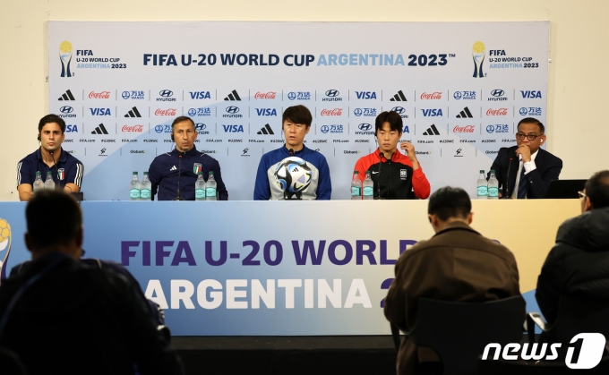 김은중 한국 20세 이하(U-20) 월드컵 축구대표팀 감독이 8일(현지시간) 아르헨티나 라플라타 라플라 스타디움에서 열린 준결승전 기자회견에 참석해 취재진의 질문에 답하고 있다. 2023.6.8/뉴스1 ⓒ News1 이승배 기자