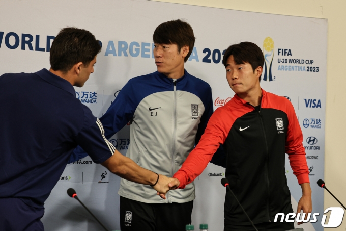 [사진] 한국과 이탈리아 4강전 앞둔 주장들의 눈빛교환