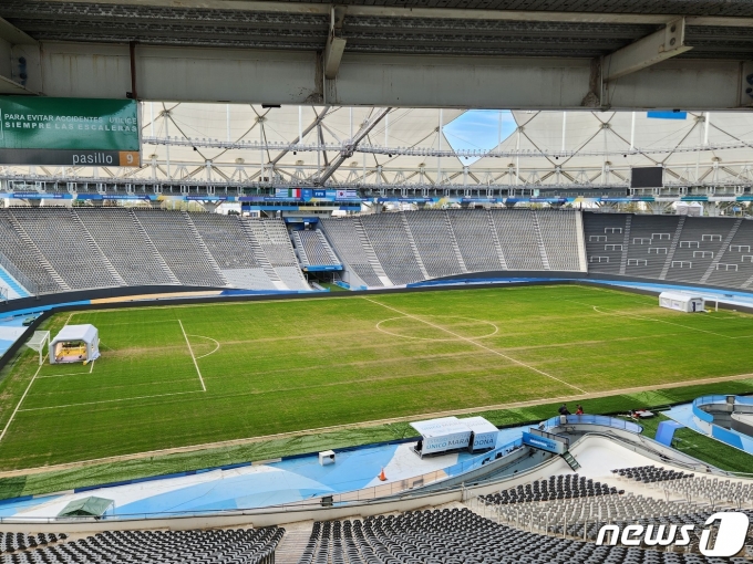 한눈에 봐도 잔디 상태가 좋지 않은 라플라 스타디움. ⓒ News1 이재상기자