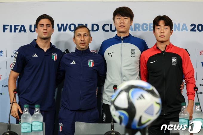 김은중 한국 20세 이하(U-20) 월드컵 축구대표팀 감독과 주장 이승원이 8일(현지시각) 아르헨티나 라플라타 라플라 스타디움에서 열린 준결승전 기자회견에 참석해 카르민 눈치아타 이탈리아 U20 대표팀 감독, 주장 사무엘 지오바네와 기념 촬영하고 있다. 2023.6.7/뉴스1 ⓒ News1 이승배 기자