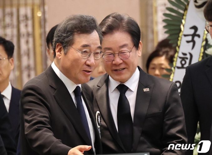 이낙연 더불어민주당 전 대표가 지난 4월 9일 오후 서울 강남구 삼성서울병원 장례식장에 마련된 장인 김윤걸 전 교수의 빈소에서 이재명 대표를 배웅하고 있다.  이 전 대표는 오는 24일 귀국할 예정이다. ⓒ News1 임세영 기자