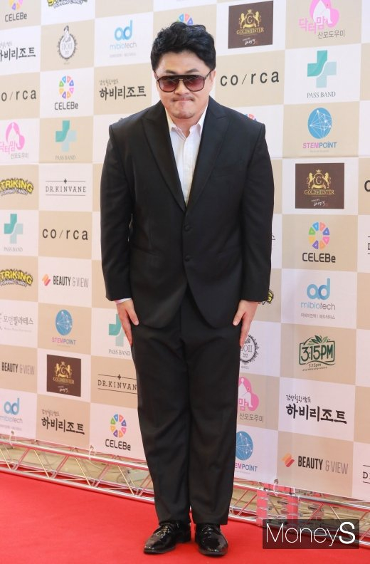 사진은 지난 2020년 서울 강남구 라마다 서울 호텔에서 열린 '제8회 대한민국 예술문화인대상' 포토월 행사에 참석한 데프콘. /사진=장동규 기자