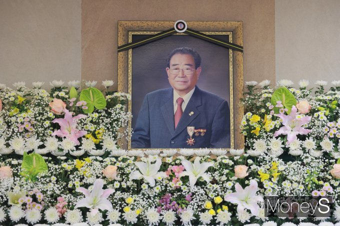 국내 최고령 MC로 활약한 방송인 송해가 세상을 떠난 지 1년이 됐다. 사진은 지난해 6월 서울 종로구 서울대학교 병원 장례식장에 차려진 故송해의 빈소. /사진=장동규 기자