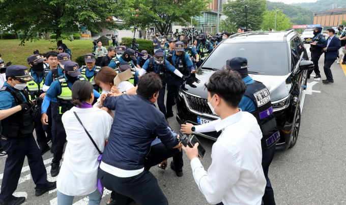 박희영 용산구청장이 보석으로 풀려나자 항의하기 위해 이태원 참사 유가족들이 용산구청에 모여 항의했다. 사진은 지난 7일 서울 구로구 서울남부구치소에서 보석 석방된 박희영 용산구청장 차량을 가로막는 10.29 이태원 참사 유가족협의회. /사진=뉴스1
