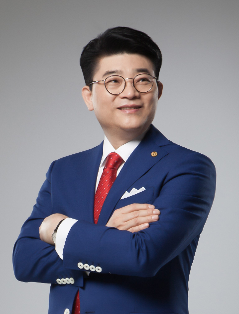 보람상조가 이미지 제고를 위해 자회사 이름을 바꿨다. 사진은 최철홍 보람그룹 회장./사진=보람상조