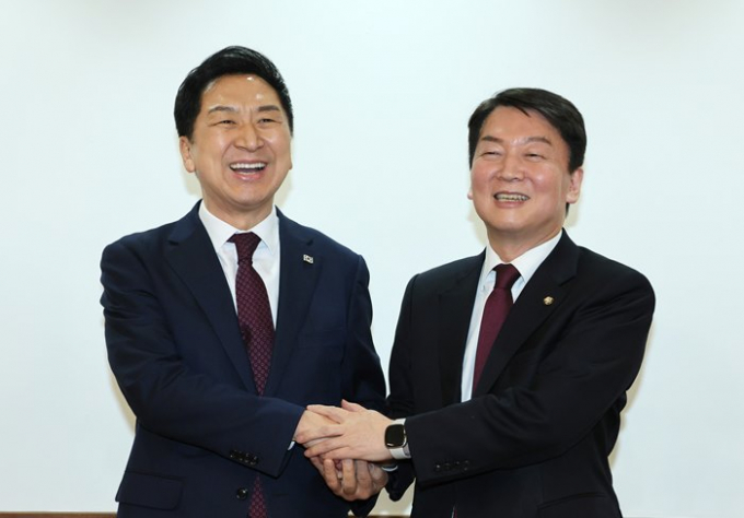 안철수가 김기현 국민의힘 대표의 리더십을 지적했다. 사진은 지난 3월 김기현 국민의힘 대표(왼쪽)와 안철수 의원이 서울 여의도 국회 인근 카페에서 만나 손을 맞잡고 있는 모습. /사진=뉴스1