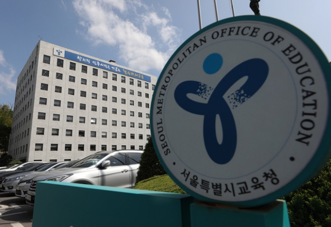 학생들의 잠을 깨우겠다며 남성 속옷 안에 김치를 집어넣는 영상을 튼 교사가 직위해제됐다. /사진=뉴스1