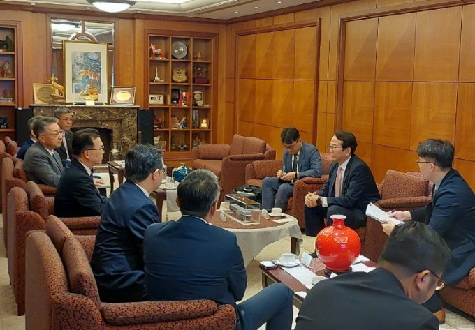 강준석 부산항만공사 사장(오른쪽 2번째)이 대만선사를 방문해 부산항 세일즈에 나섰다./사진=부산항만공사